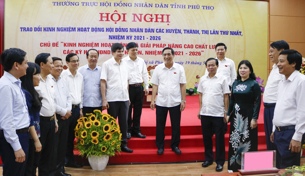 Đại biểu trao đổi bên lề Hội nghị trao đổi kinh nghiệm hoạt động HĐND 13 huyện, thành, thị